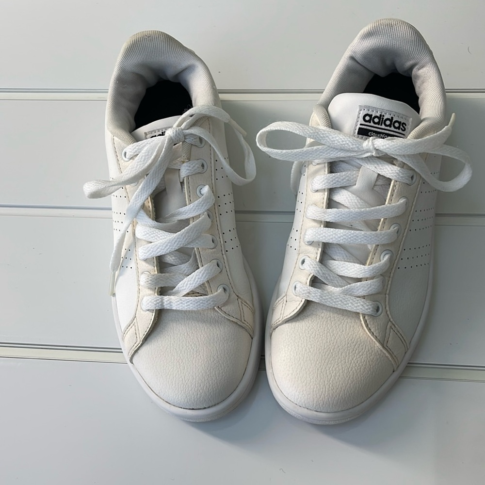 Adidas Advantage women’s Sneaker. Size 8